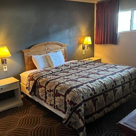 Love Hotels Western Holiday By Oyo At Harlan Lake Ne Alma ภายนอก รูปภาพ