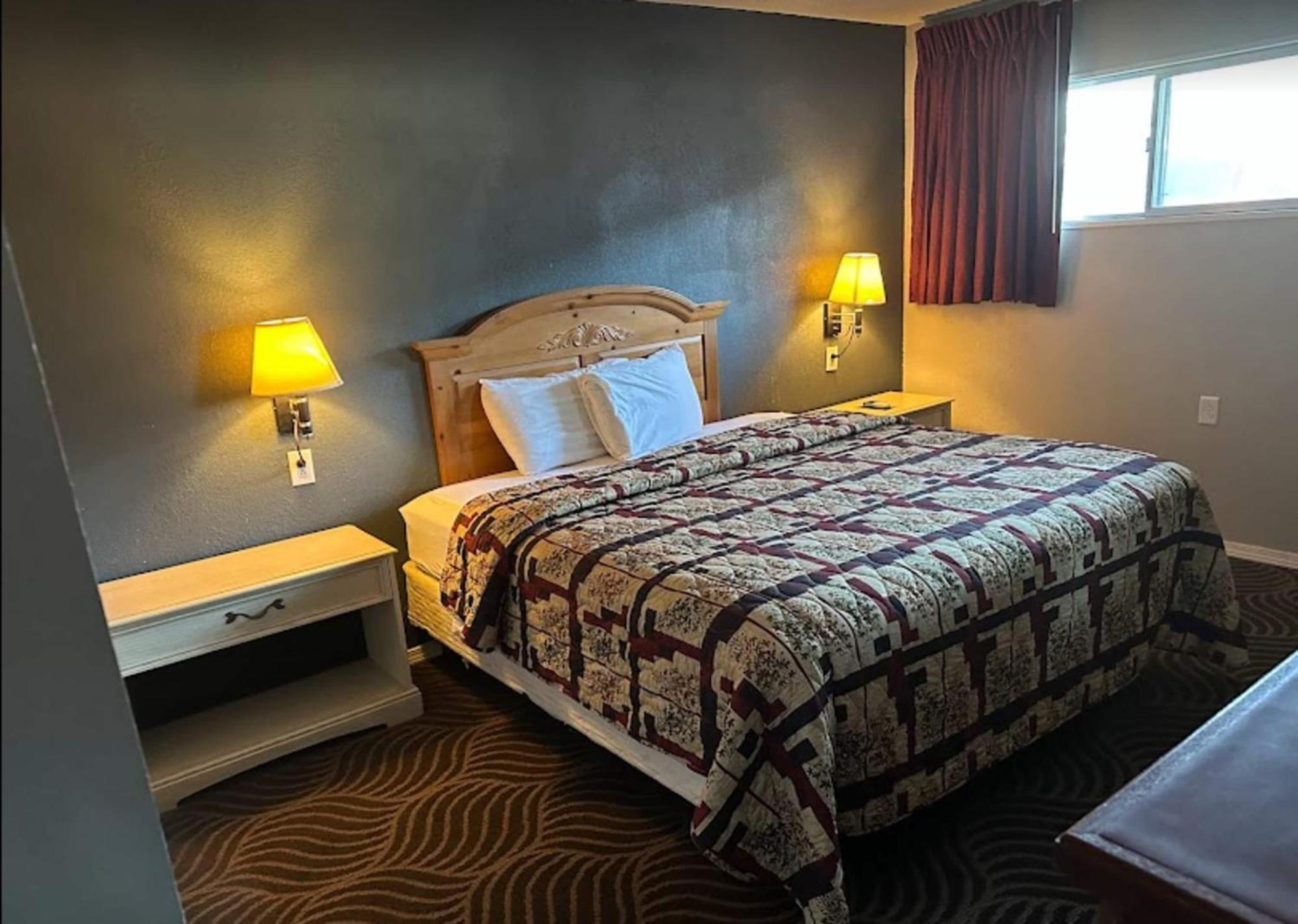 Love Hotels Western Holiday By Oyo At Harlan Lake Ne Alma ภายนอก รูปภาพ