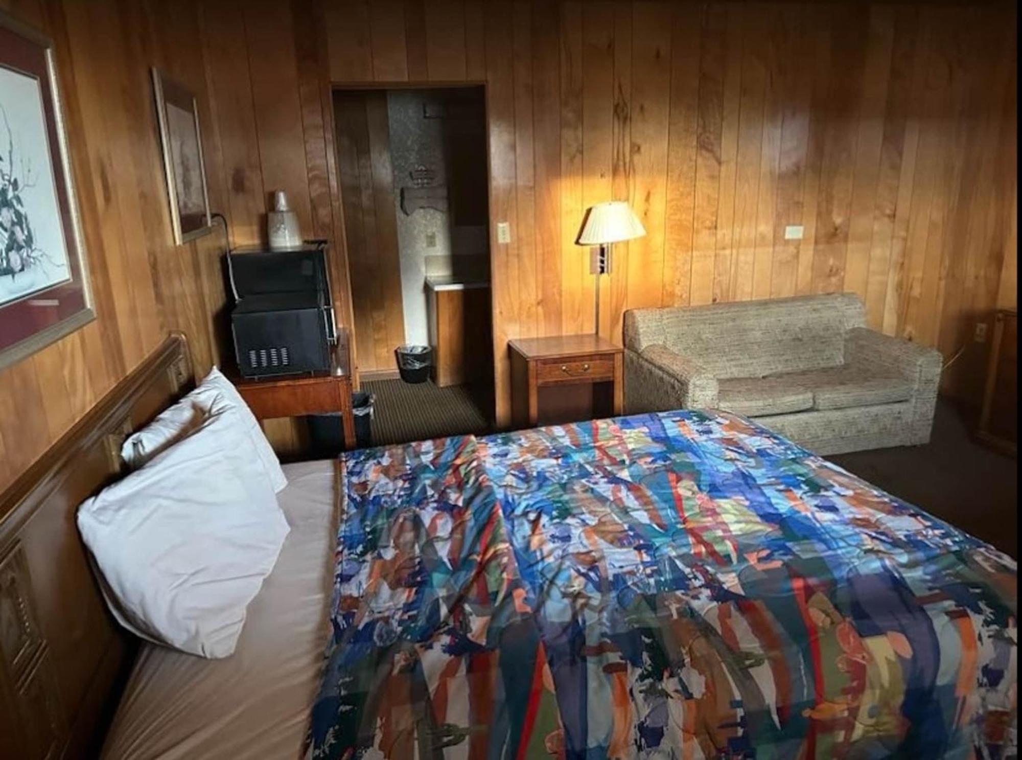 Love Hotels Western Holiday By Oyo At Harlan Lake Ne Alma ภายนอก รูปภาพ