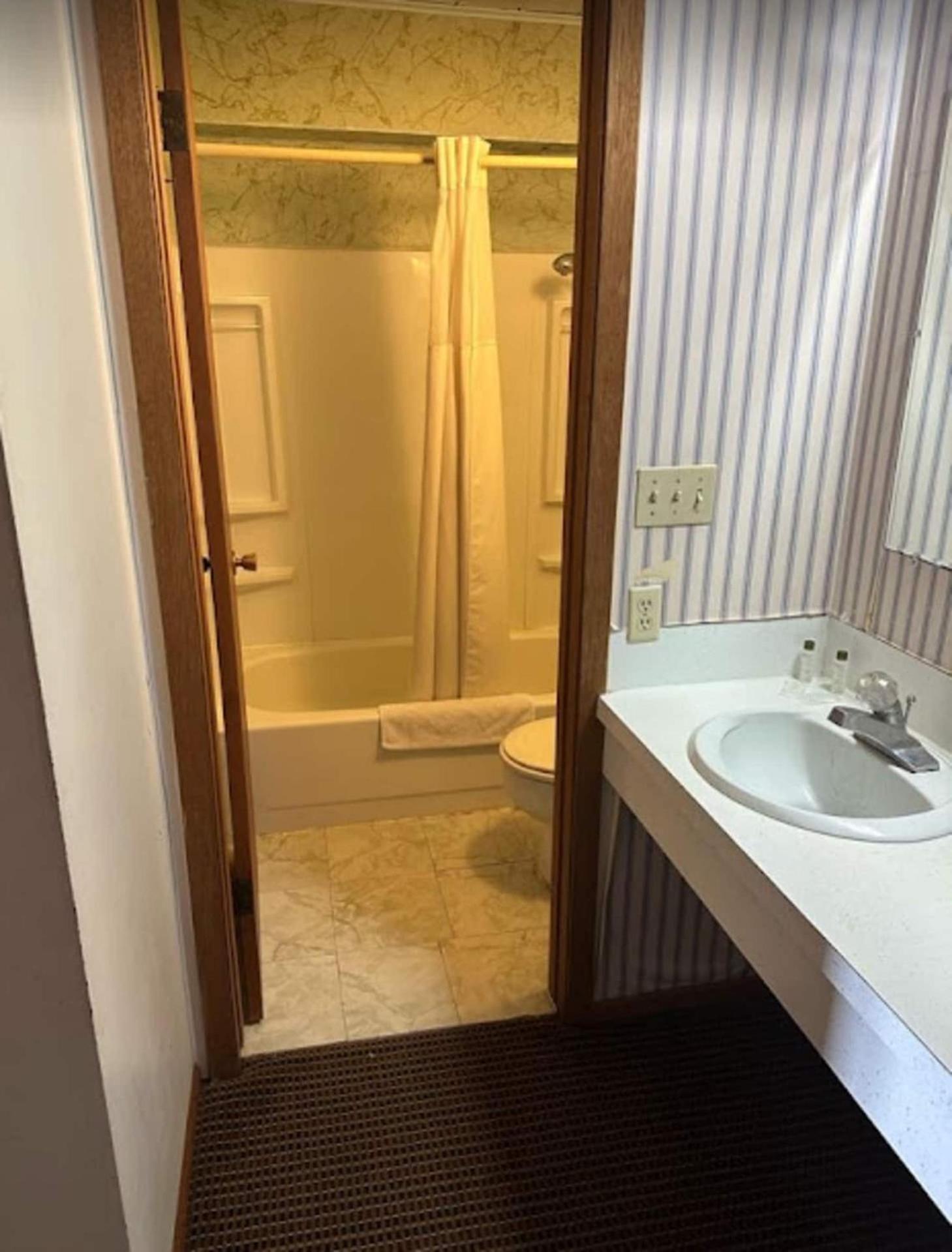 Love Hotels Western Holiday By Oyo At Harlan Lake Ne Alma ภายนอก รูปภาพ