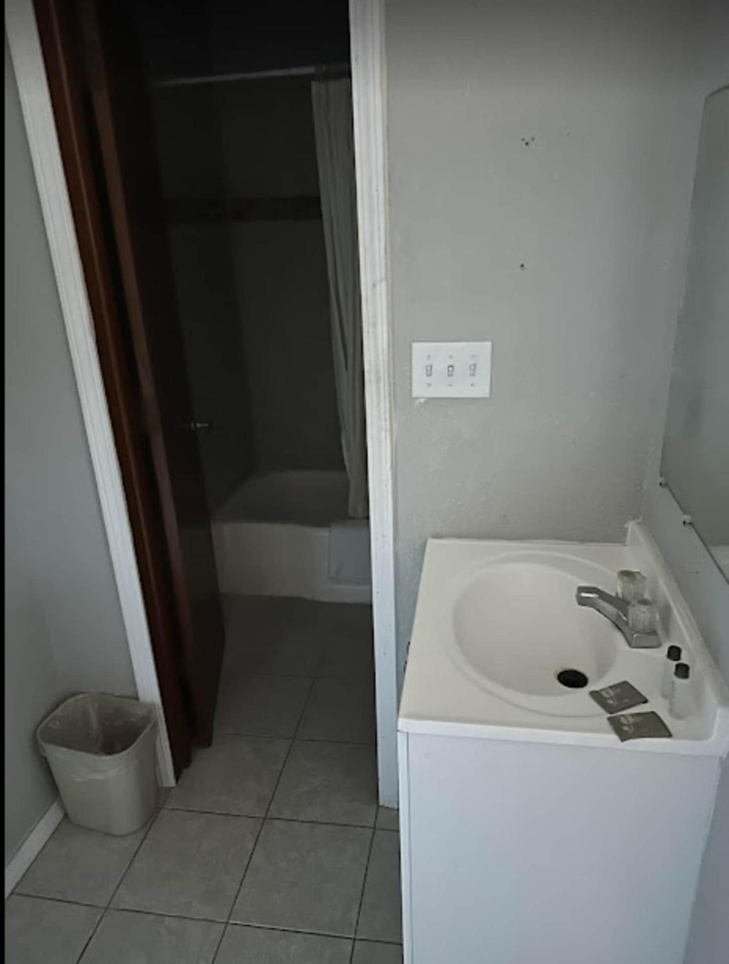 Love Hotels Western Holiday By Oyo At Harlan Lake Ne Alma ภายนอก รูปภาพ
