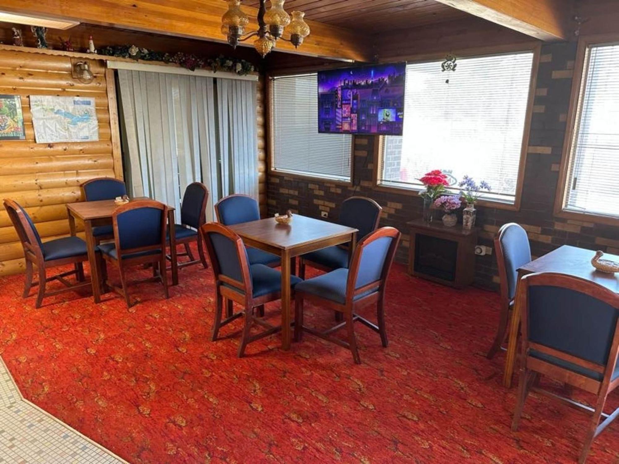 Love Hotels Western Holiday By Oyo At Harlan Lake Ne Alma ภายนอก รูปภาพ