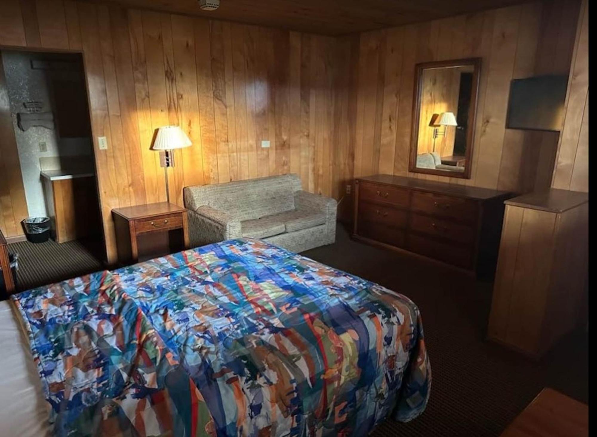 Love Hotels Western Holiday By Oyo At Harlan Lake Ne Alma ภายนอก รูปภาพ