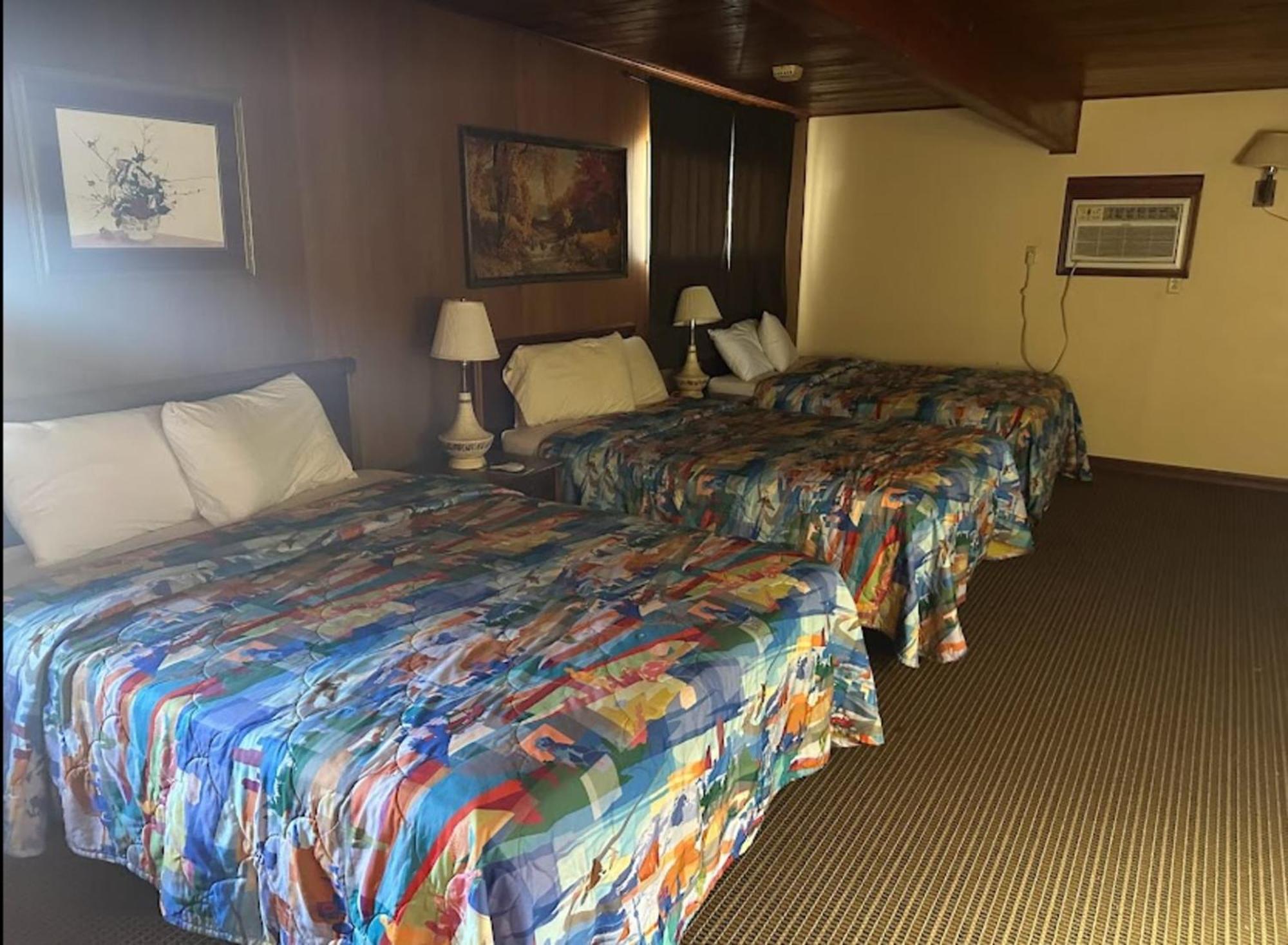 Love Hotels Western Holiday By Oyo At Harlan Lake Ne Alma ภายนอก รูปภาพ