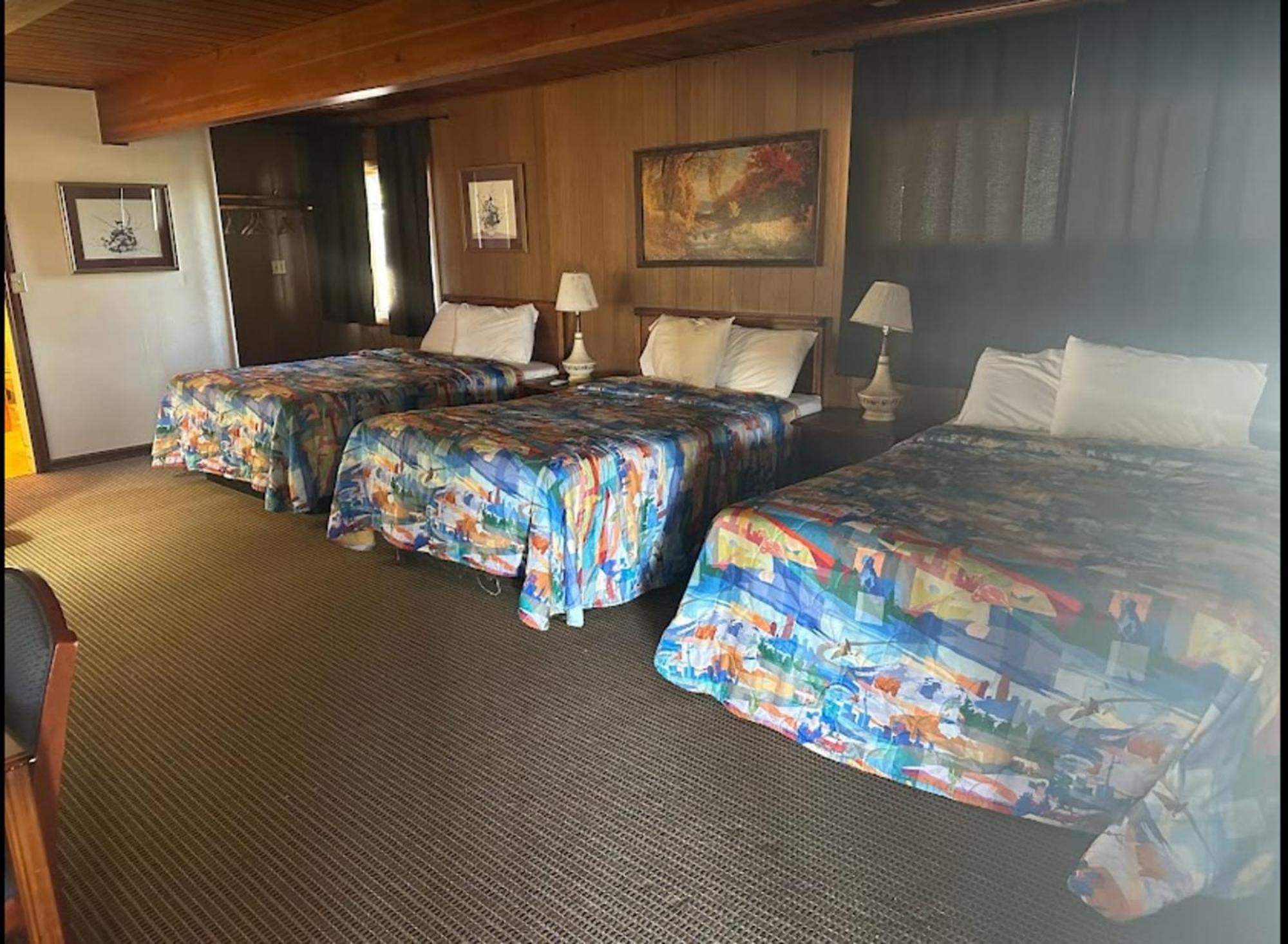 Love Hotels Western Holiday By Oyo At Harlan Lake Ne Alma ภายนอก รูปภาพ