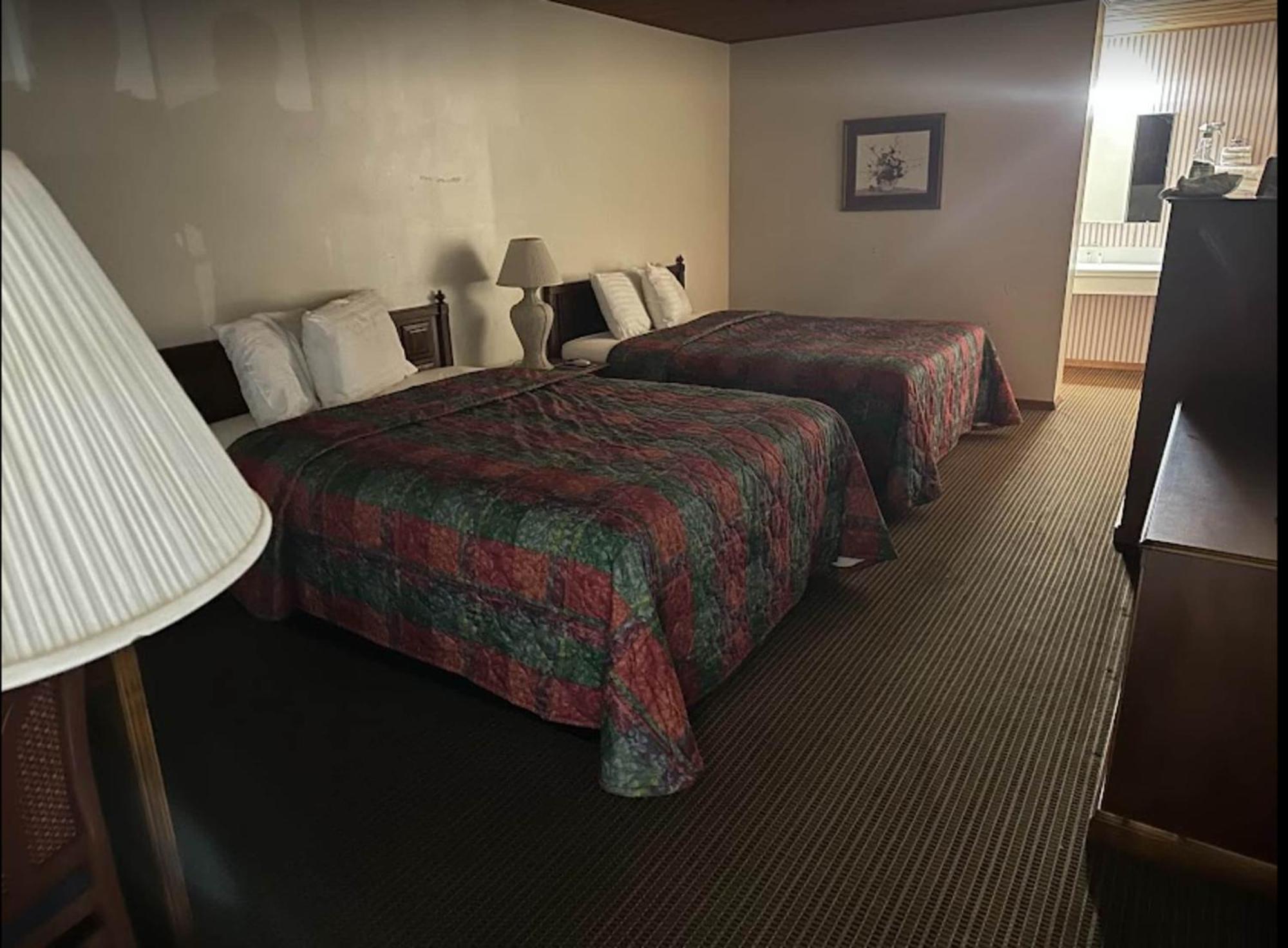 Love Hotels Western Holiday By Oyo At Harlan Lake Ne Alma ภายนอก รูปภาพ
