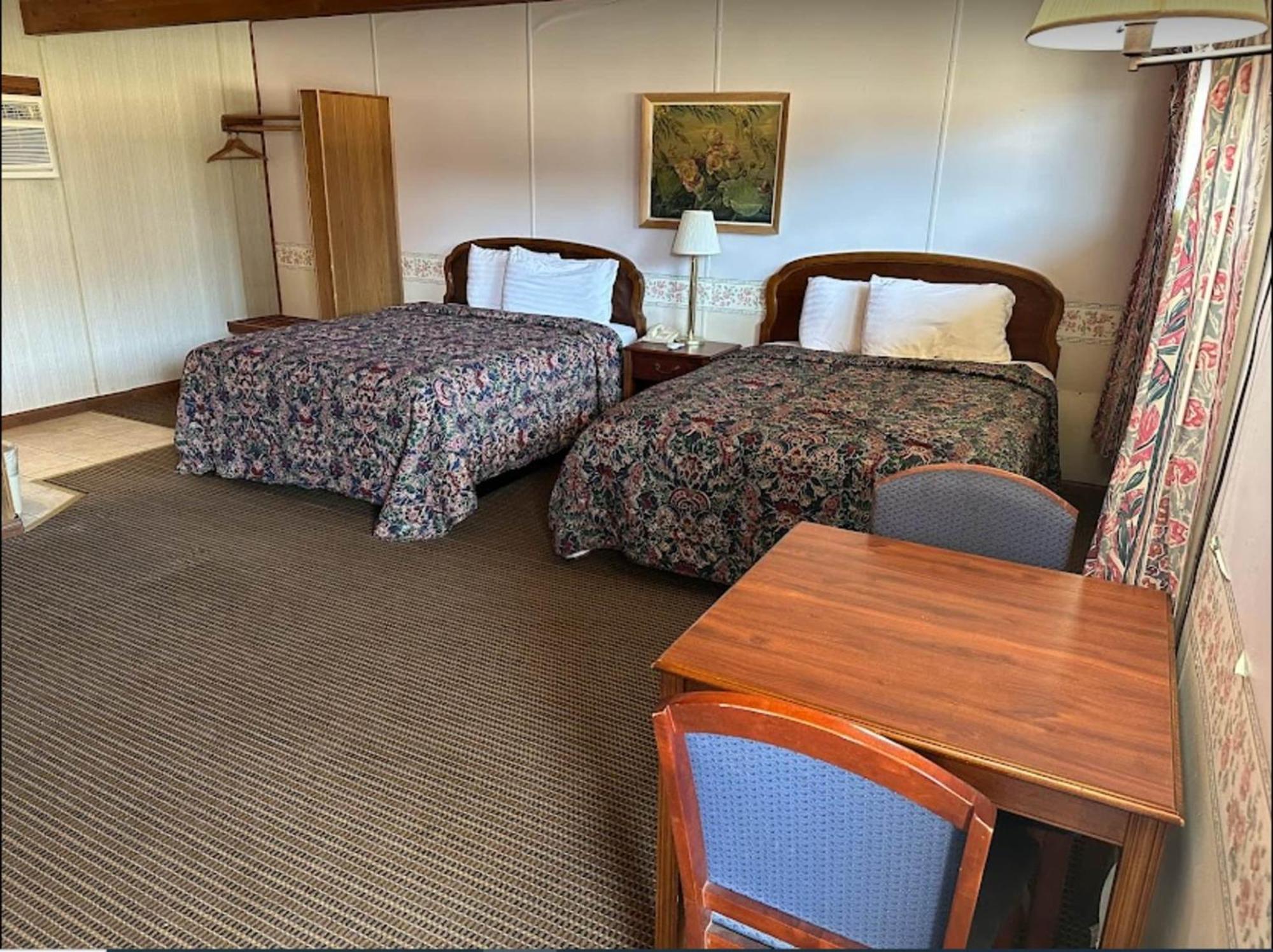 Love Hotels Western Holiday By Oyo At Harlan Lake Ne Alma ภายนอก รูปภาพ