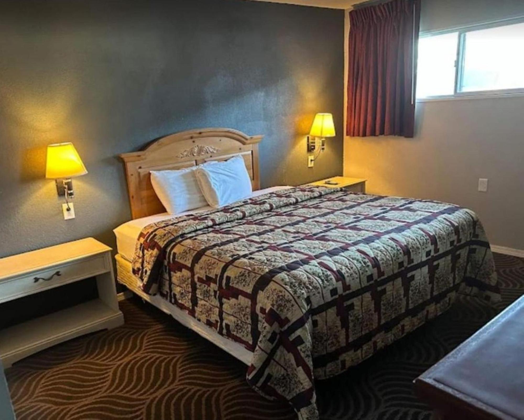 Love Hotels Western Holiday By Oyo At Harlan Lake Ne Alma ภายนอก รูปภาพ