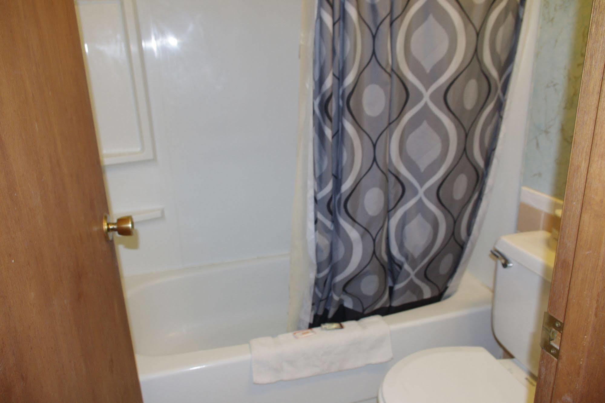 Love Hotels Western Holiday By Oyo At Harlan Lake Ne Alma ภายนอก รูปภาพ