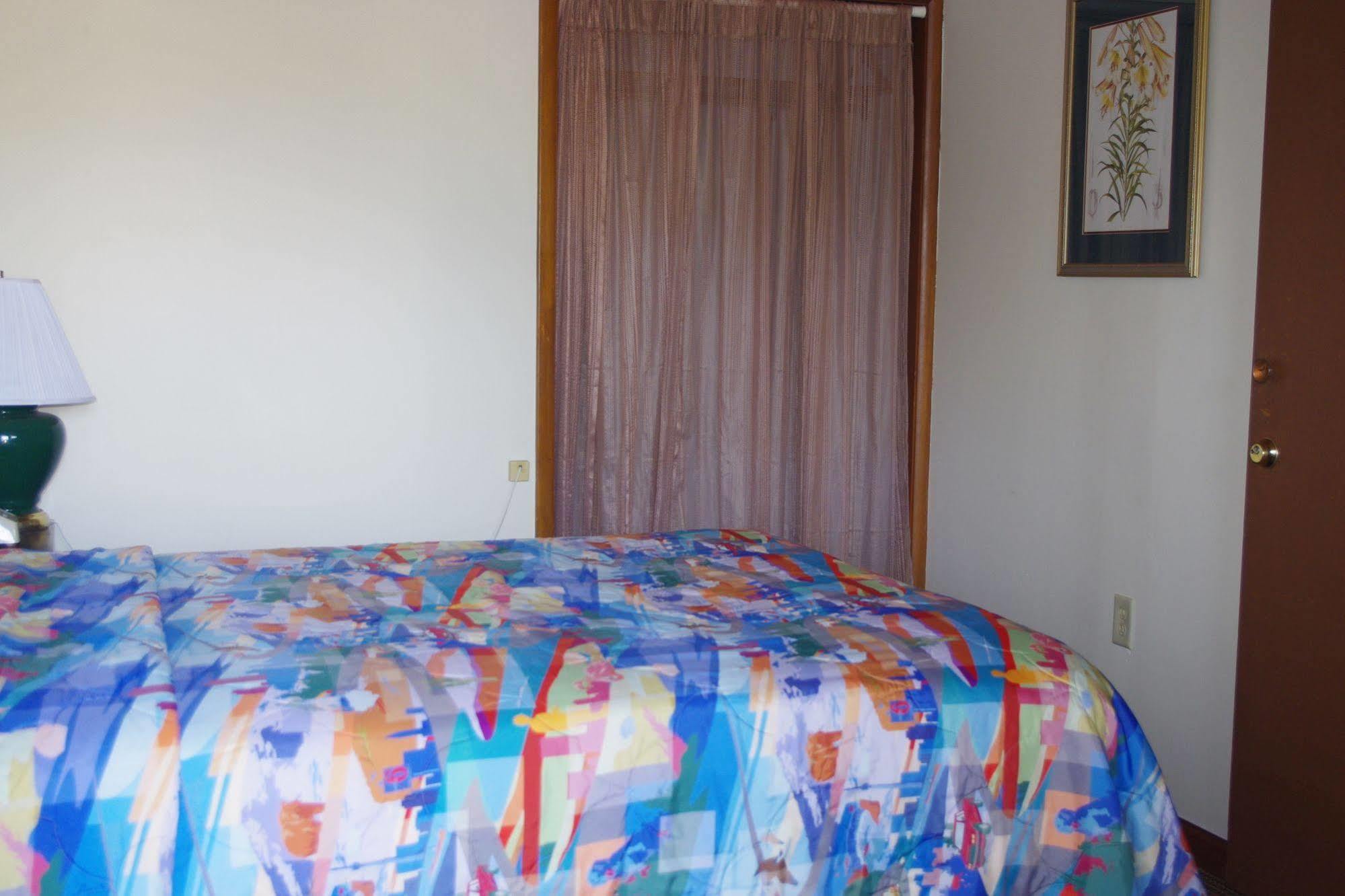 Love Hotels Western Holiday By Oyo At Harlan Lake Ne Alma ภายนอก รูปภาพ