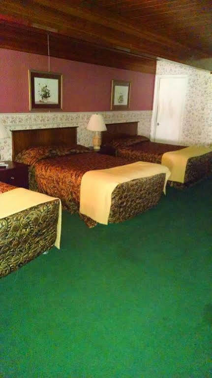 Love Hotels Western Holiday By Oyo At Harlan Lake Ne Alma ภายนอก รูปภาพ